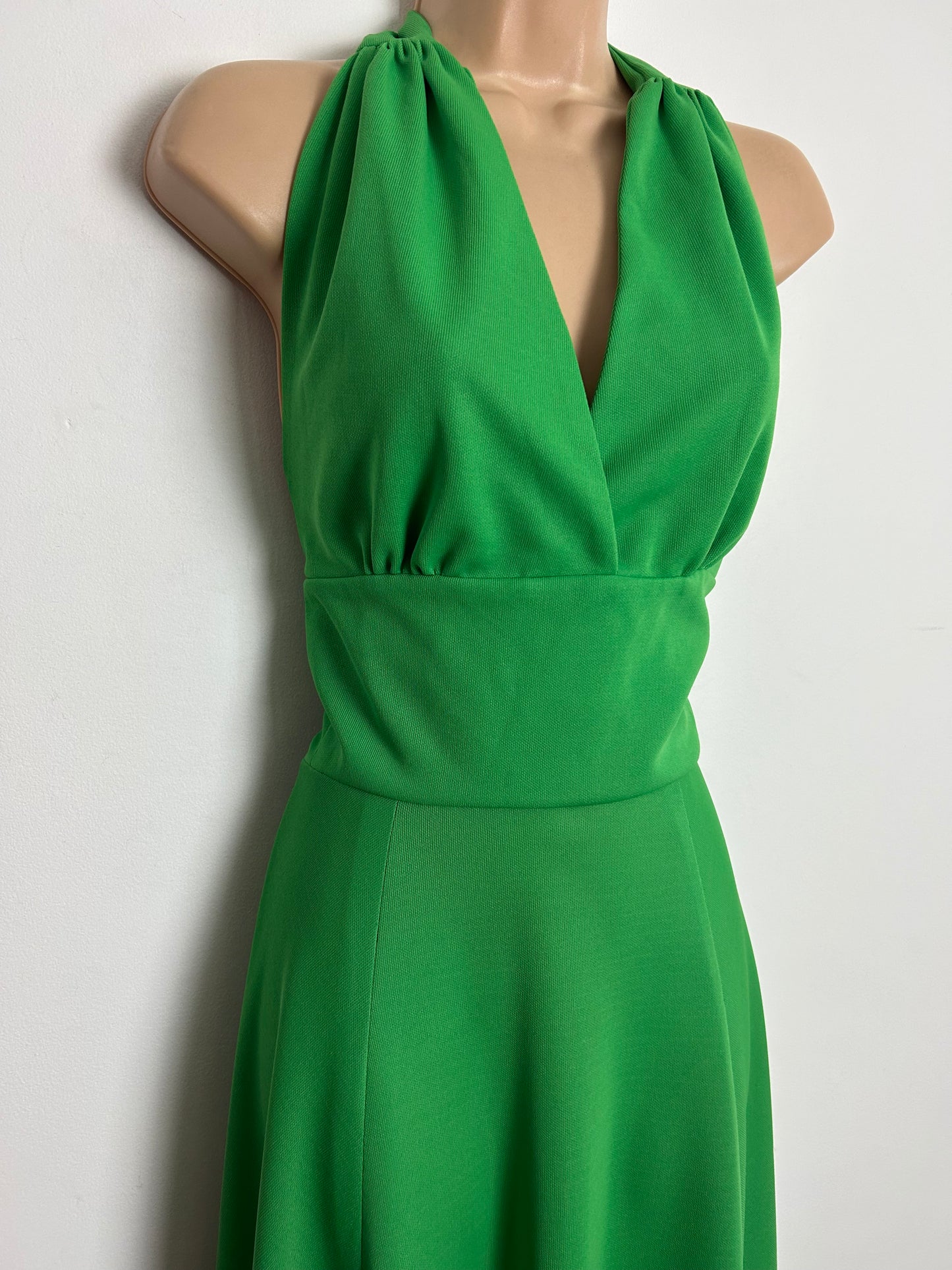 Vintage 1970s Size 6 Green Halter Neck Open Back Summer Maxi Dress