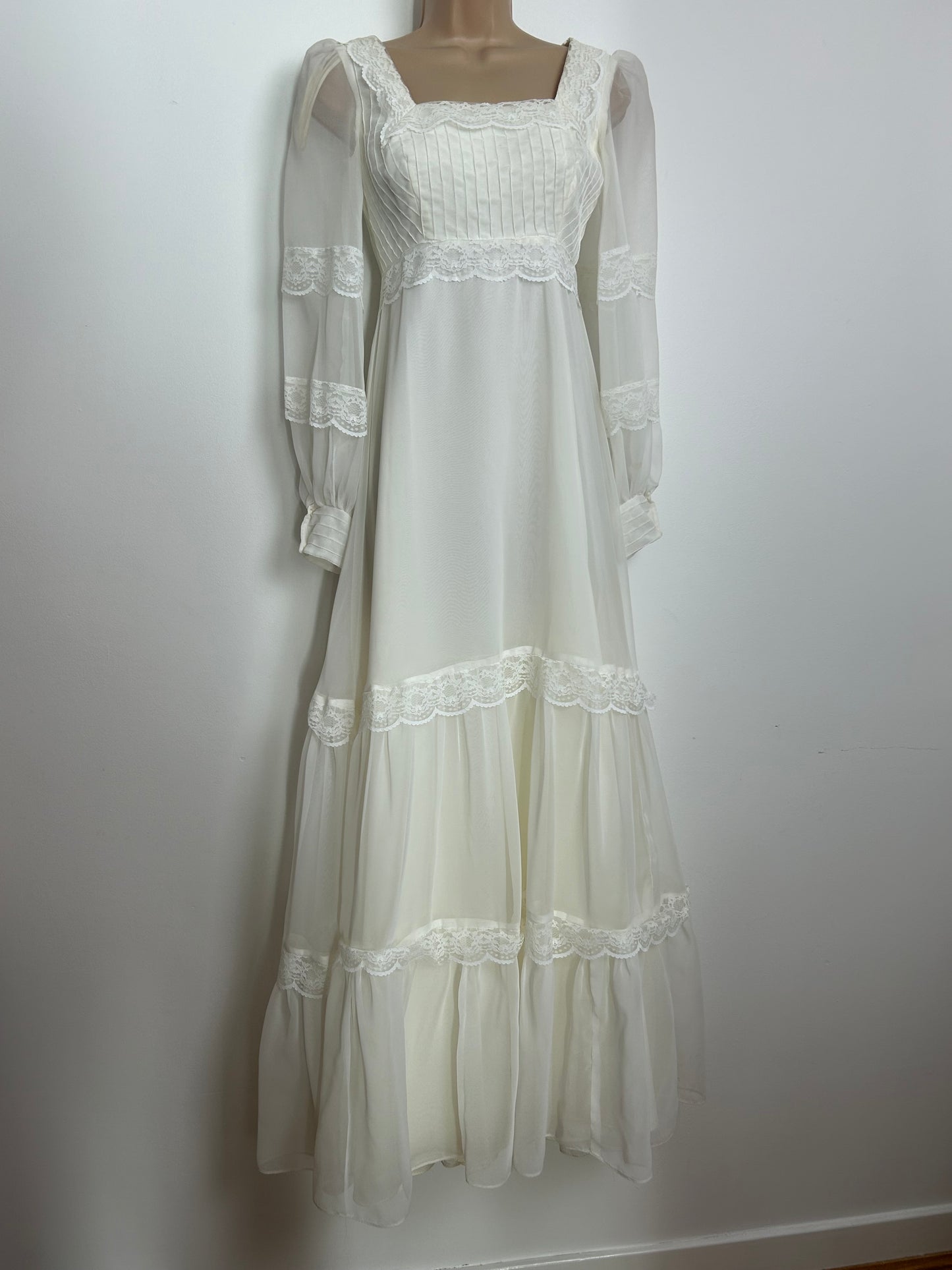 Vintage 1970s Size 6 ELLIS COUTURE BRIDAL Size 6 White Lace & Pintuck Pleated Prairie Boho Maxi Dress