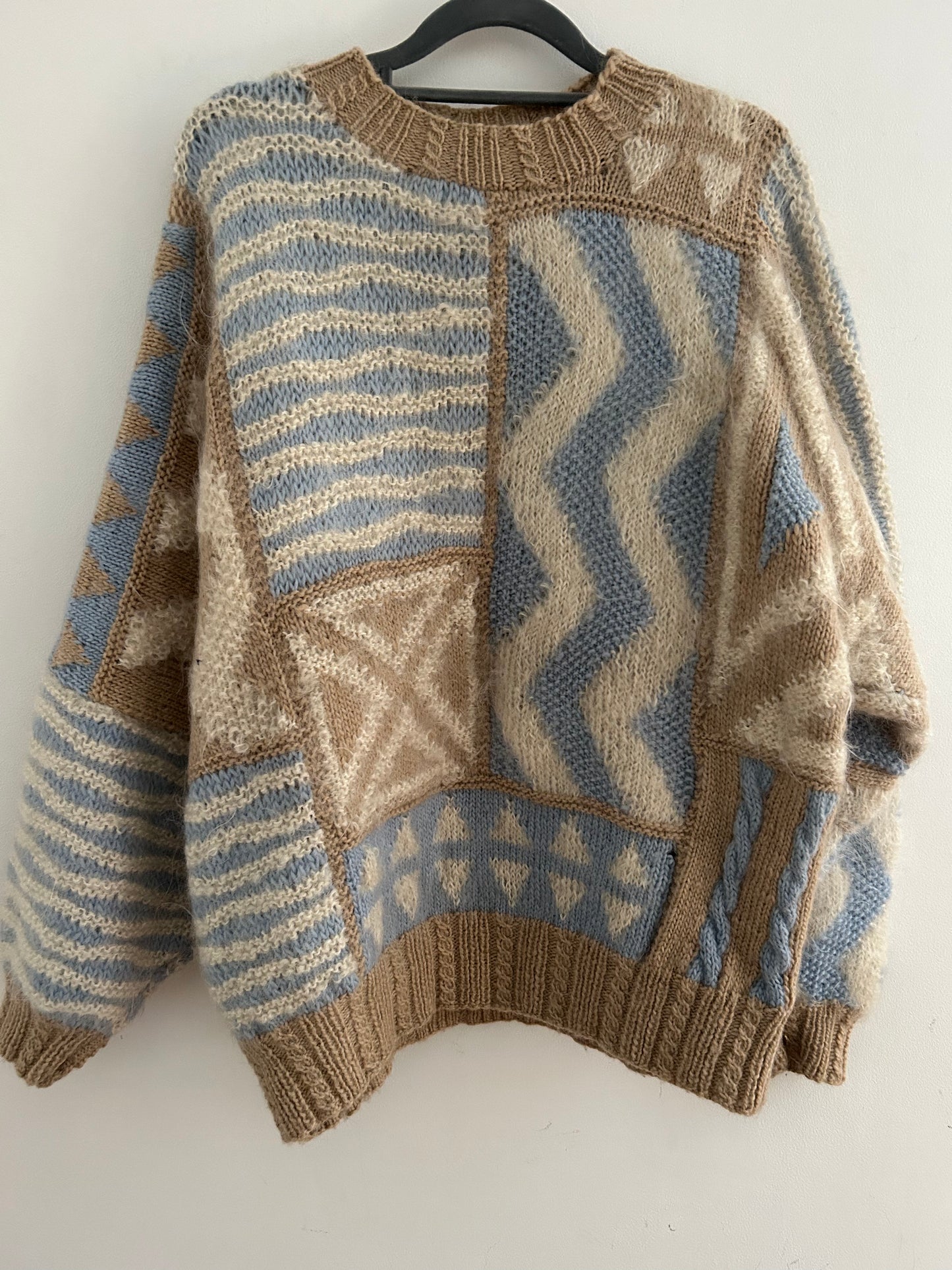 Vintage 1980s Size L Cute Beige Cream & Baby Blue Mohair Mix Long Bat Wing Slouchy Jumper