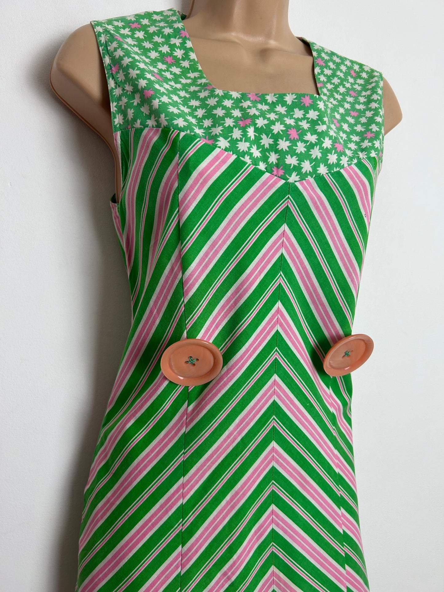 Vintage 1970s Size 10-12 Green & Pink Chevron Stripe & Leaf Print Cotton Button Detail Shift Dress