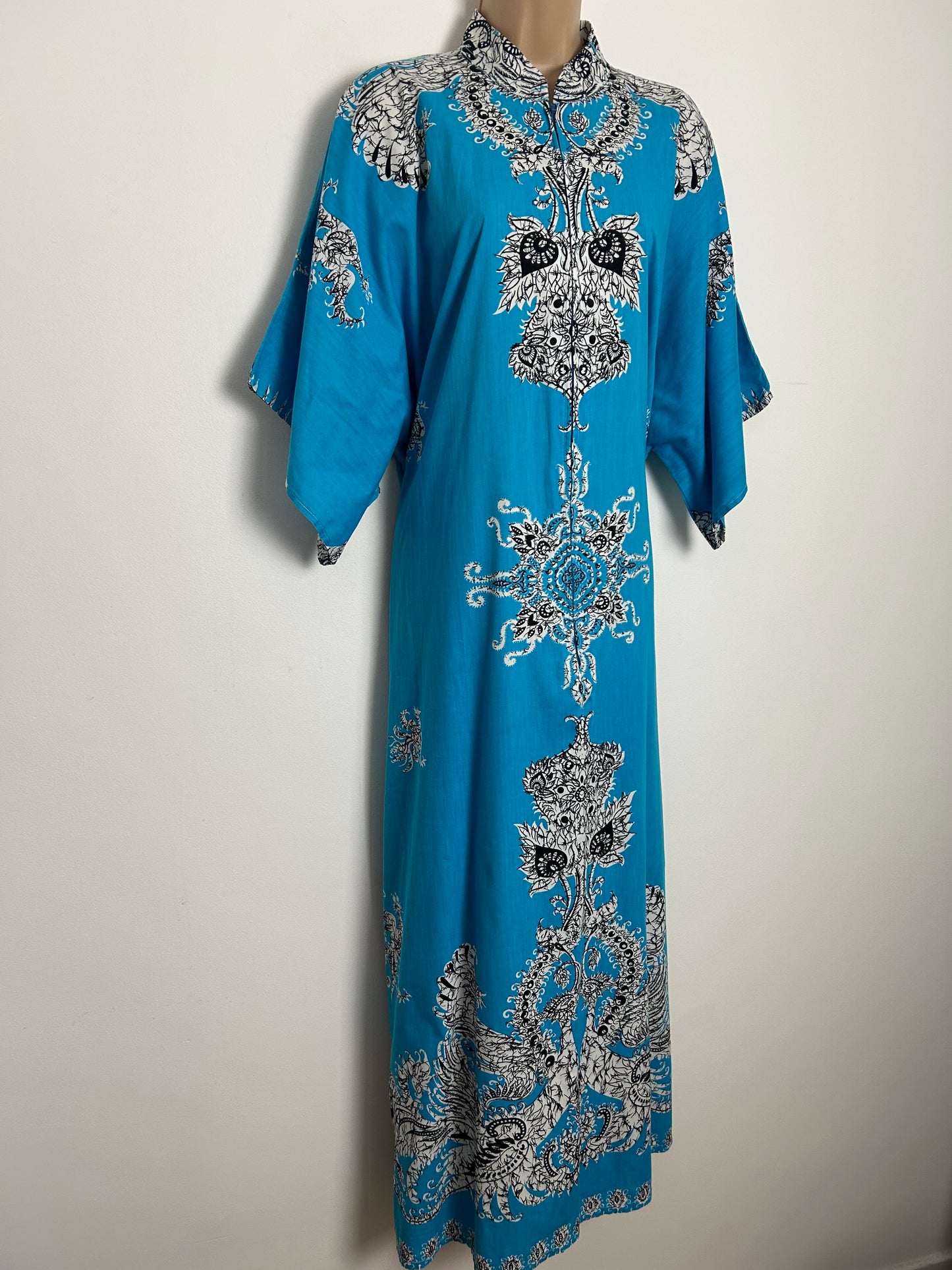 Vintage 1970s One Size Turquoise White & Black Batik Print Zip Front Cotton Kaftan