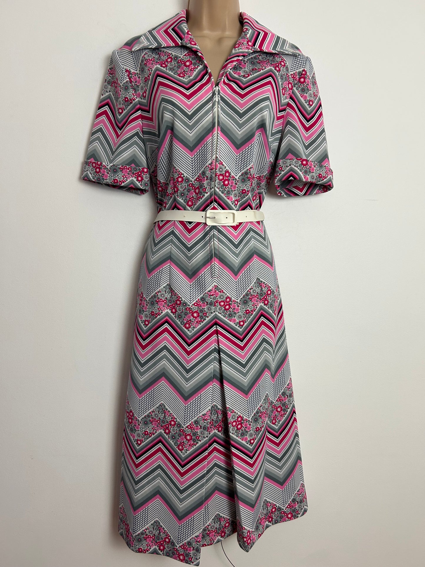 Vintage 1970s Size 12-14 Pink Grey & White Floral & Zig Zag Stripe Zip Front Belted Fit & Flare Mod Dress