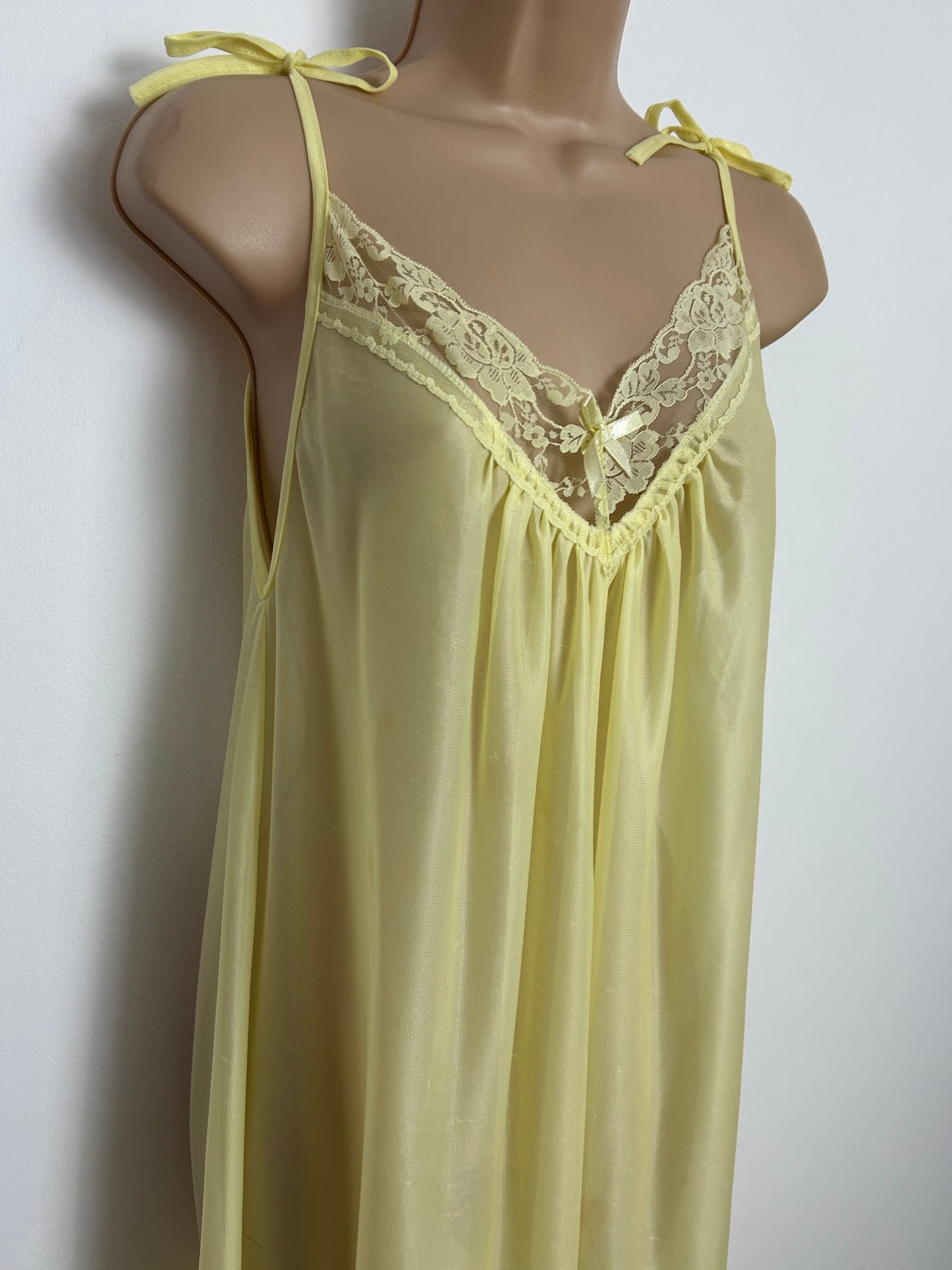 Vintage 1970s Size 8-10 Lemon Nylon Lace Trim Tie Shoulder Nightdress (Reduced Due To Issues)
