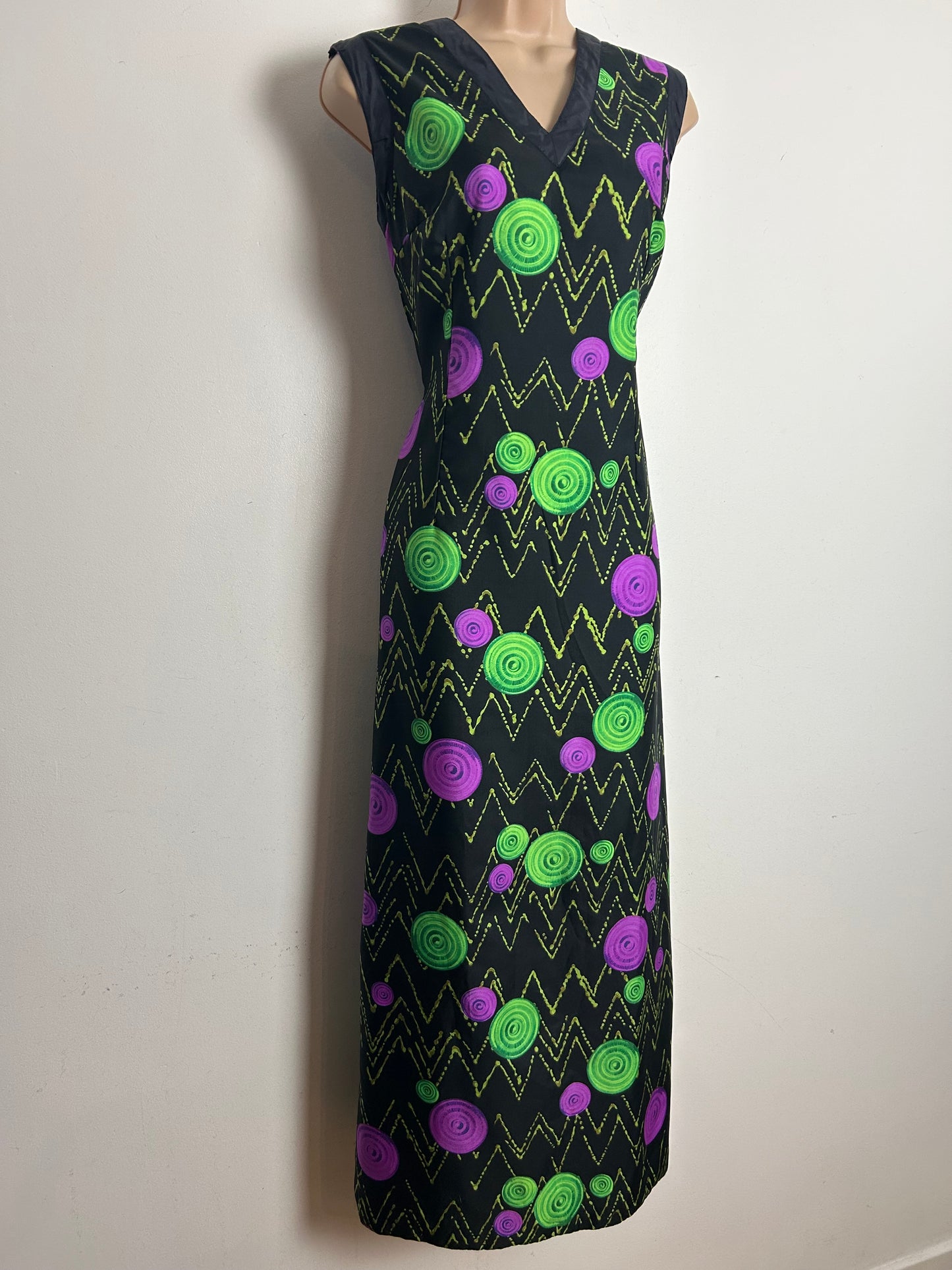 Vintage 1970s Size 14 Black Green & Purple Abstract Circle & Zig Zag Print Sleeveless Maxi Dress