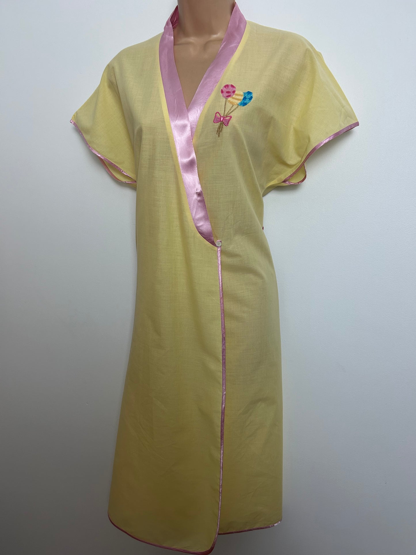 Vintage 1980s Size 10-12 Lemon & Pink Satin Trim Embroidered Balloon Motif Detail Wrap Style Dressing Gown