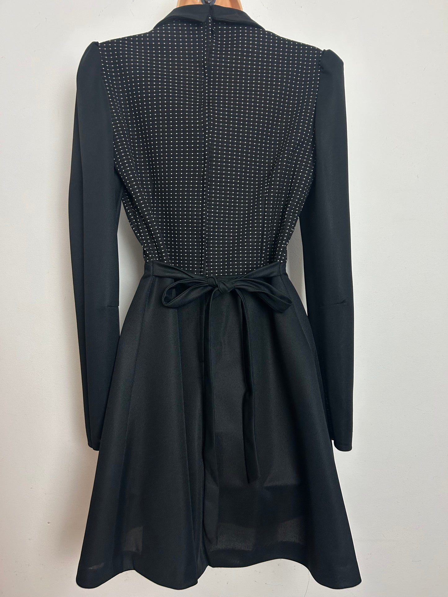 Vintage 1970s Size 8 Black Polka Dot Wide Collar Long Sleeve Tie Back Fit & Flare Mod Dress