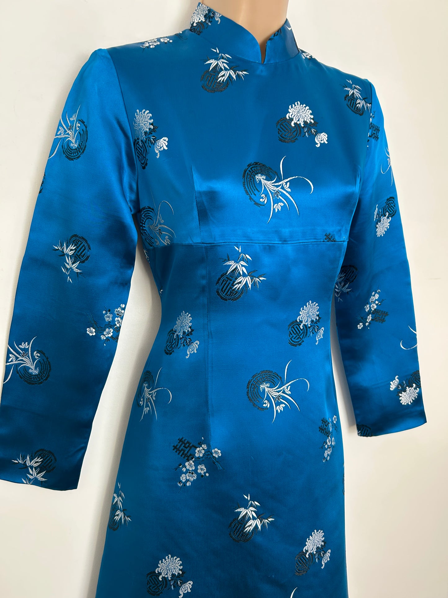 Vintage 1960s Size 6 Persian Blue Chinese Satin Jacquard Long Sleeve Mod Dress