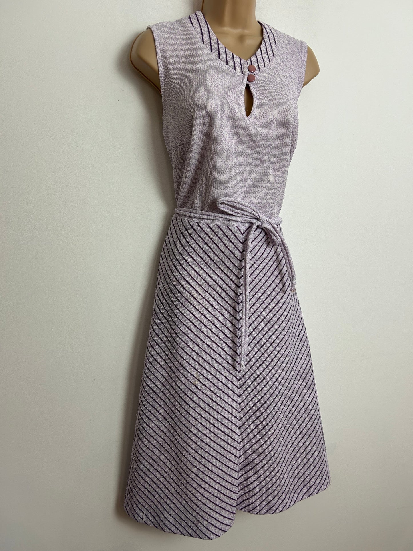 Vintage 1970s UK Size 14 Lilac & Purple Chevron Stripe Print Sleeveless Belted Mod Day Dress