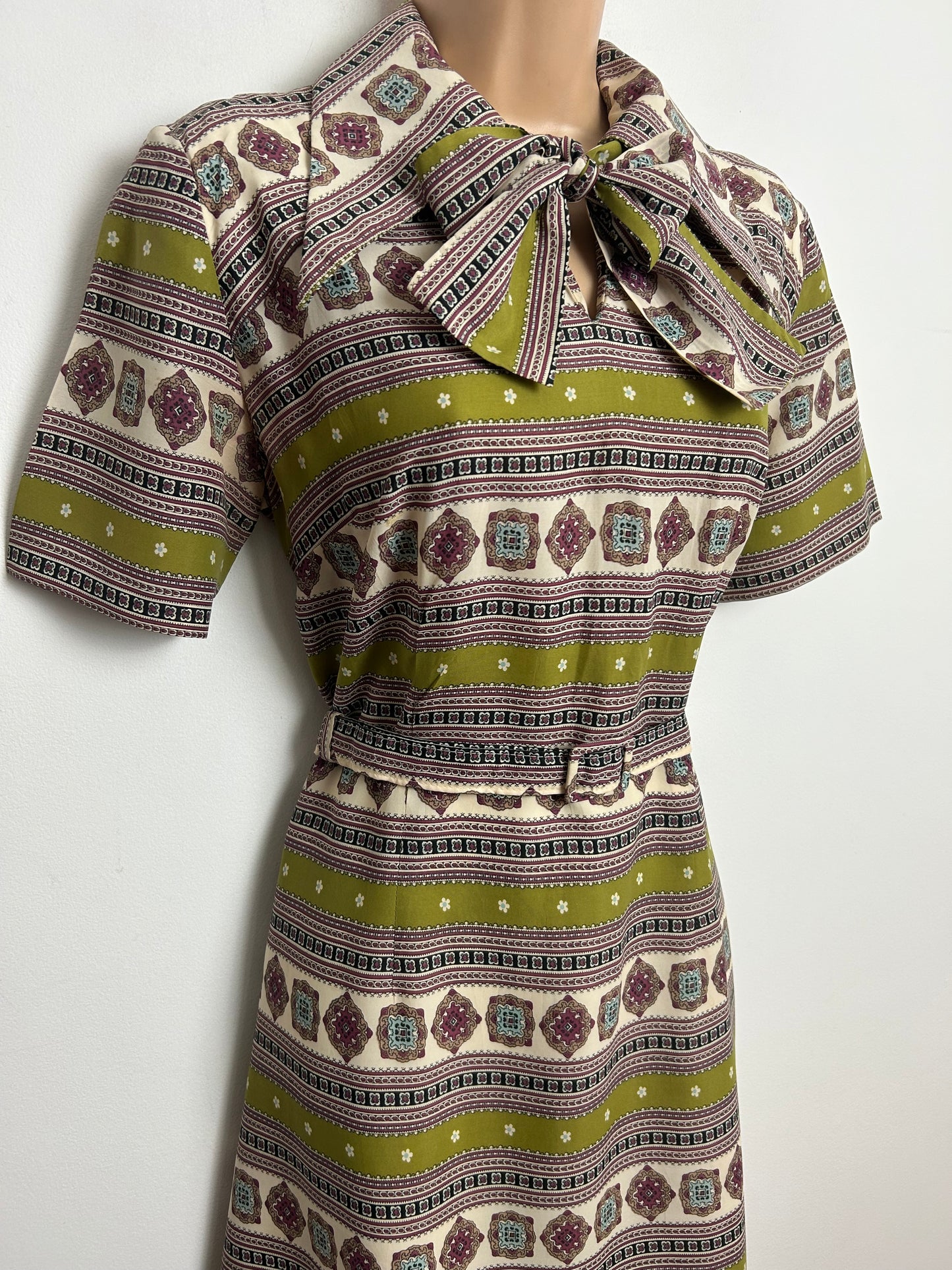 Vintage 1970s RODNEY Size 12 Olive Green Beige & Red Scarf Print Pussy Bow Dagger Collar Belted Dress