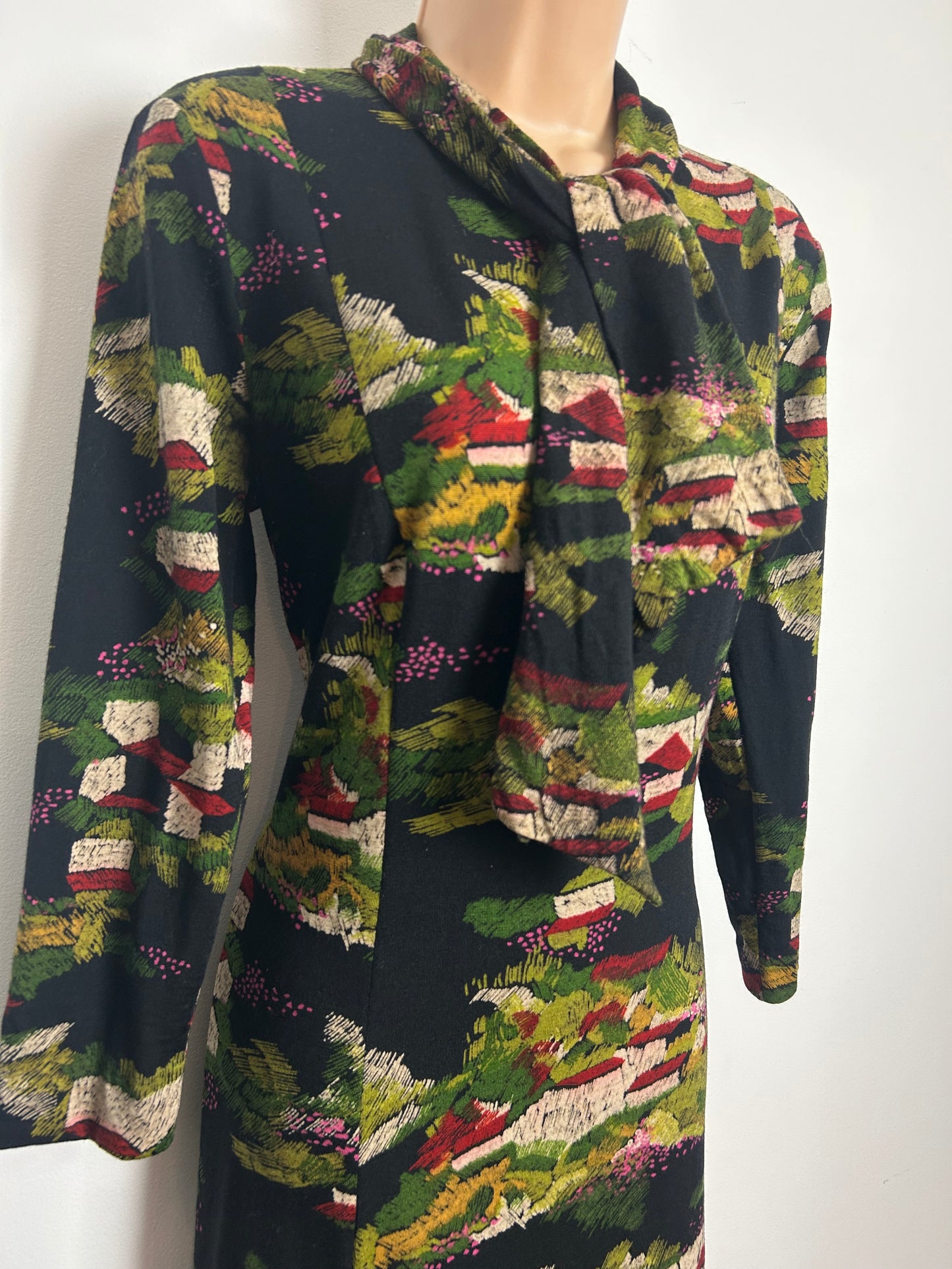 Vintage 1970s Size 10-12 Black Red Beige & Green Abstract Houses & Country Scene Jersey Dress