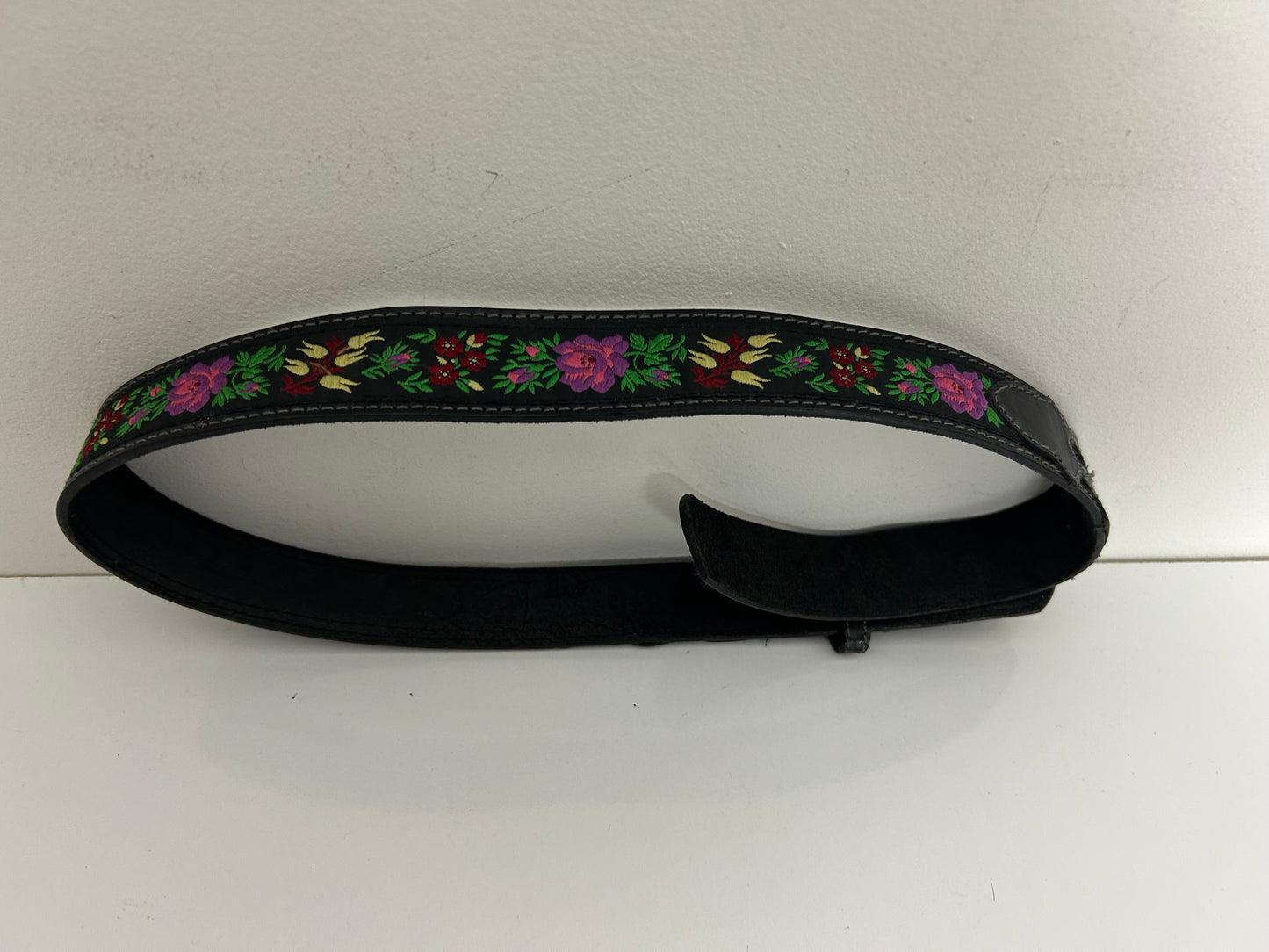 Vintage 1980s Black Leather & Floral Embroidered Detail Western Style Belt