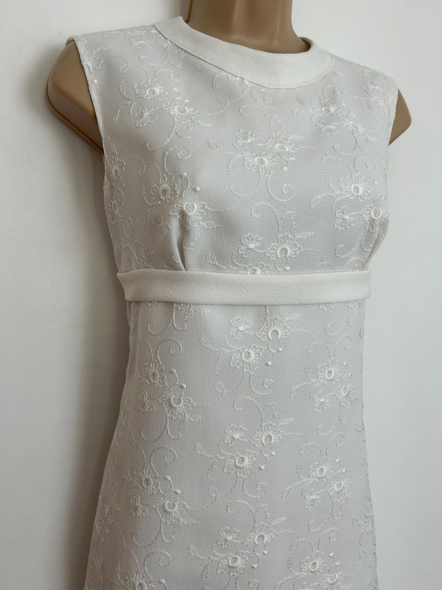Vintage 1960s Size 6-8 White Embroidered Crimplene Summer Mod Shift Dress