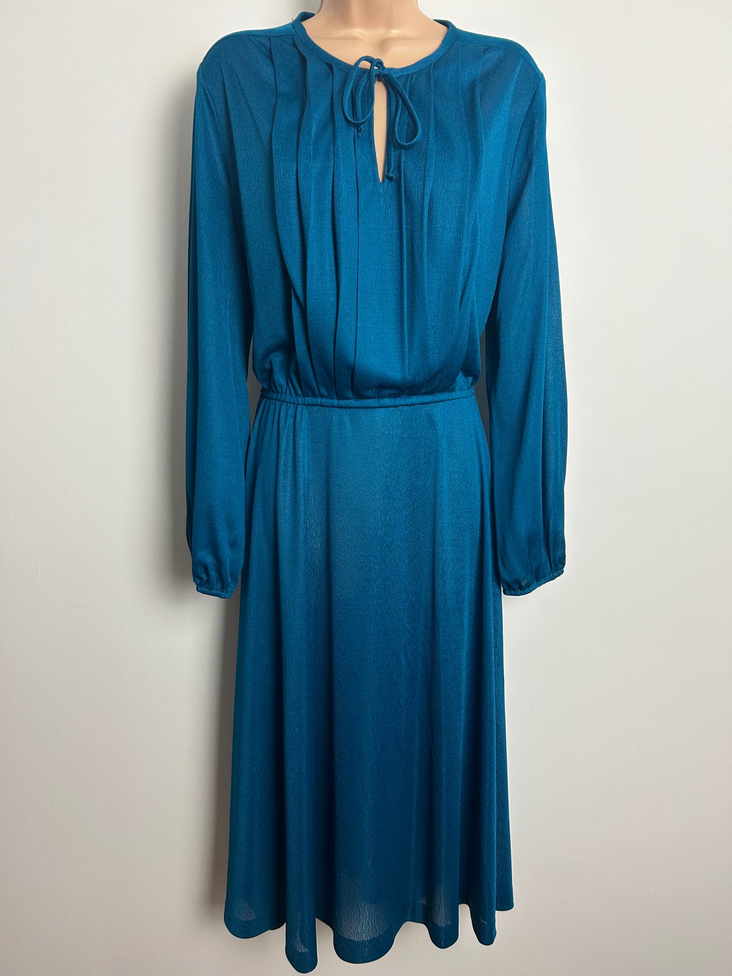 Vintage 1970s EDITH FLAGG Size 16 Peacock Blue Vertical Pleated Long Sleeve Day Dress