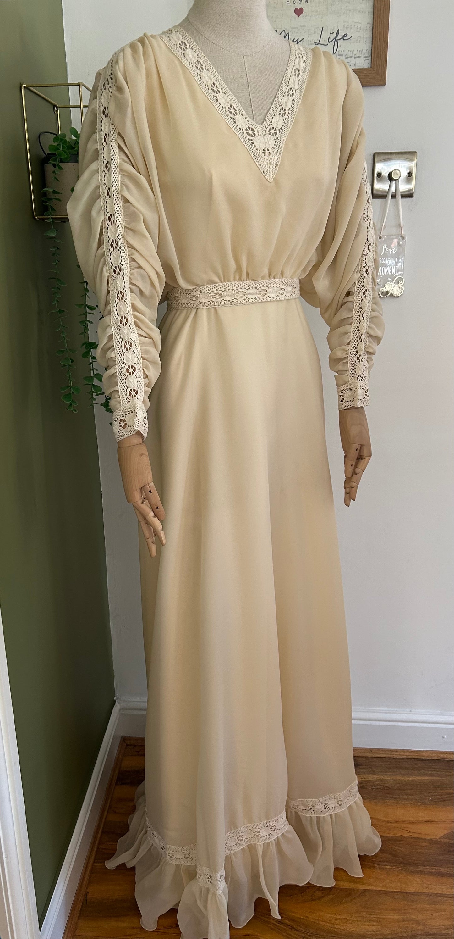 Vintage 1970s Size 6-8 Beautiful Cream Lace Trim Mock 2 Piece Long Ruched Sleeve Wedding Summer Occasion Dress/Gown