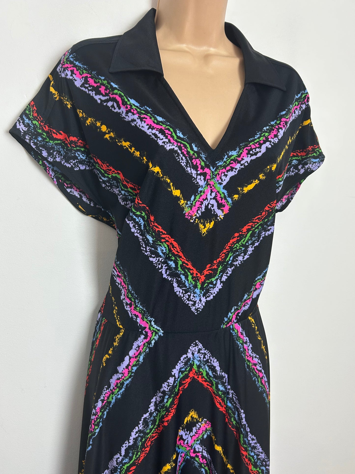 Vintage Early 1980s ELLE Size 10-12 Black Multicolour Chevron Stripe Day Dess