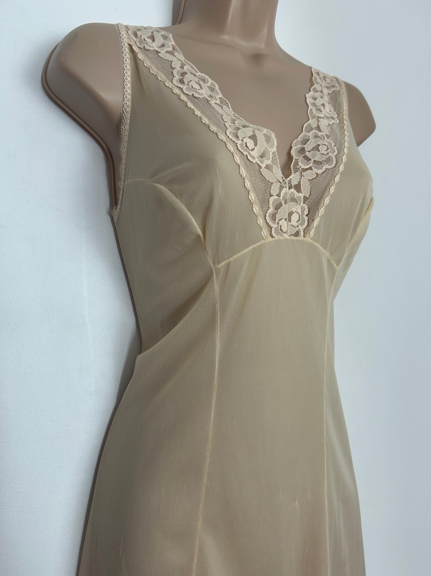 Vintage 1970s Size 8 Beige Lace Trim Sleeveless Nylon Under Slip