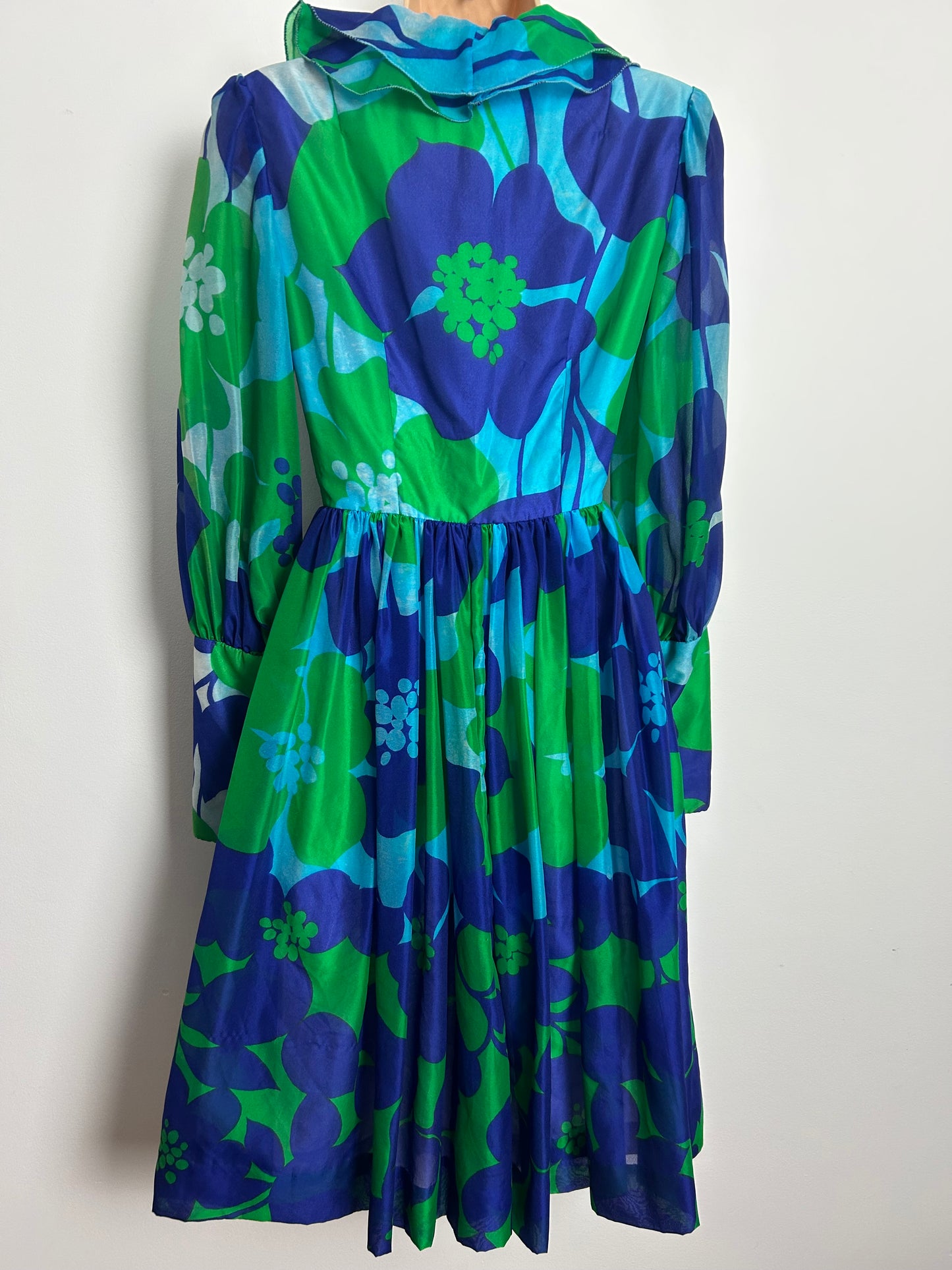 Vintage 1970s J.M. Martin Size 6 Beautiful Blue & Green Abstract Bold Floral Ruffle Trim Dress