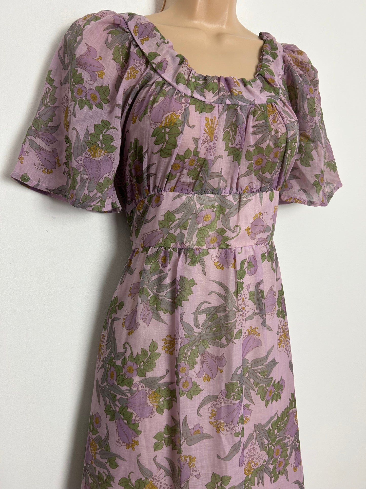 Vintage 1970s Size 12 Pretty Pale Lilac & Green Delicate Floral Print Short Sleeve Cotton Mix Boho Maxi Dress