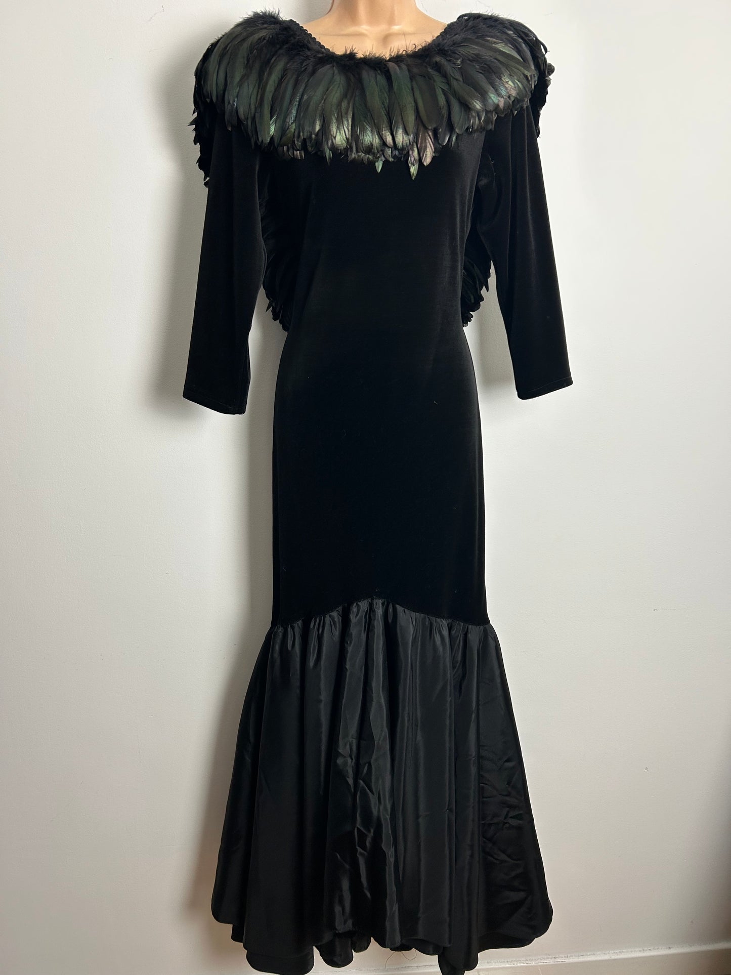 Vintage 1980s AMAZING Ann Green Size 12 (L) Black & Green Iridescent Feather Fitted Wiggle Cocktail Evening Ballgown