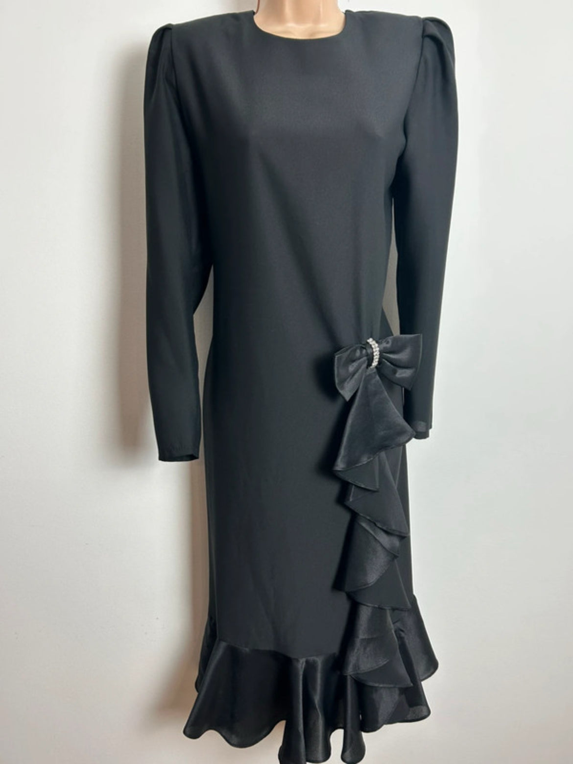 Vintage 1980s Size 10 SILHOUETTES Black Long Sleeve Bow & Ruffle Detail Shift Party Evening Dress