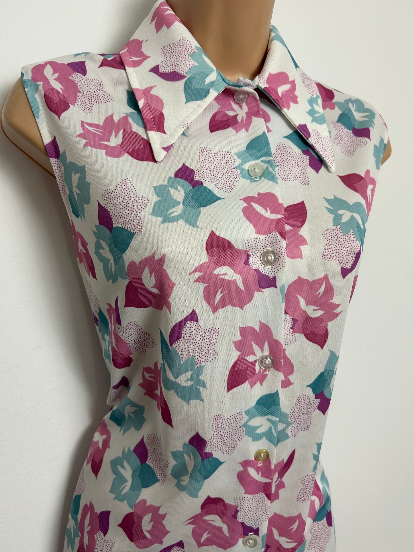 Vintage 1970s SEARS Size 14 White Pink & Blue Leaf Print Sleeveless Dagger Collar Shirt