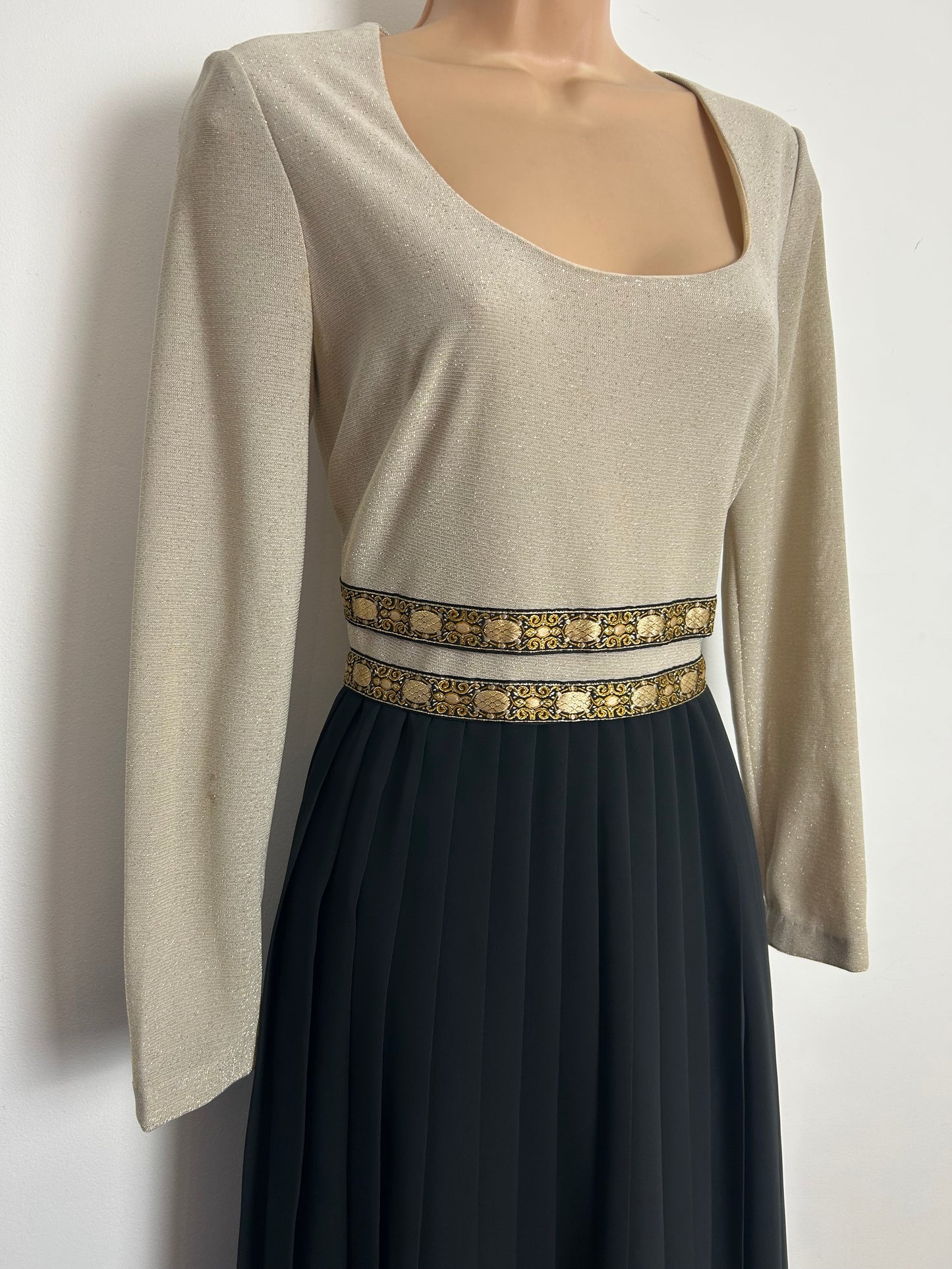 Vintage Late 1960s Early 1970s JEAN ALLEN Size 8-10 Pale Gold & Black Lurex Pleated Occasion Maxi Dress