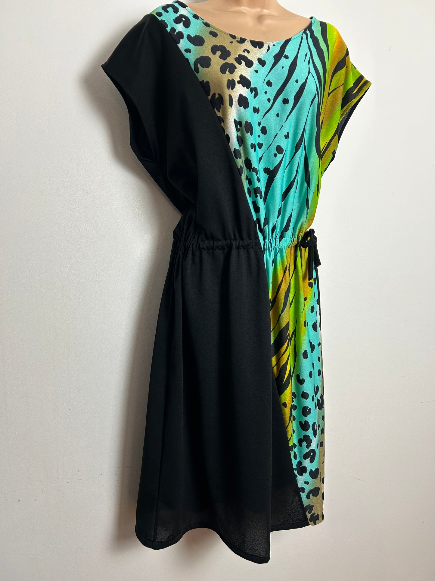 Vintage 1980s Size 14 Black Green Turquoise & Beige Animal Print Pull Tie Day Dress