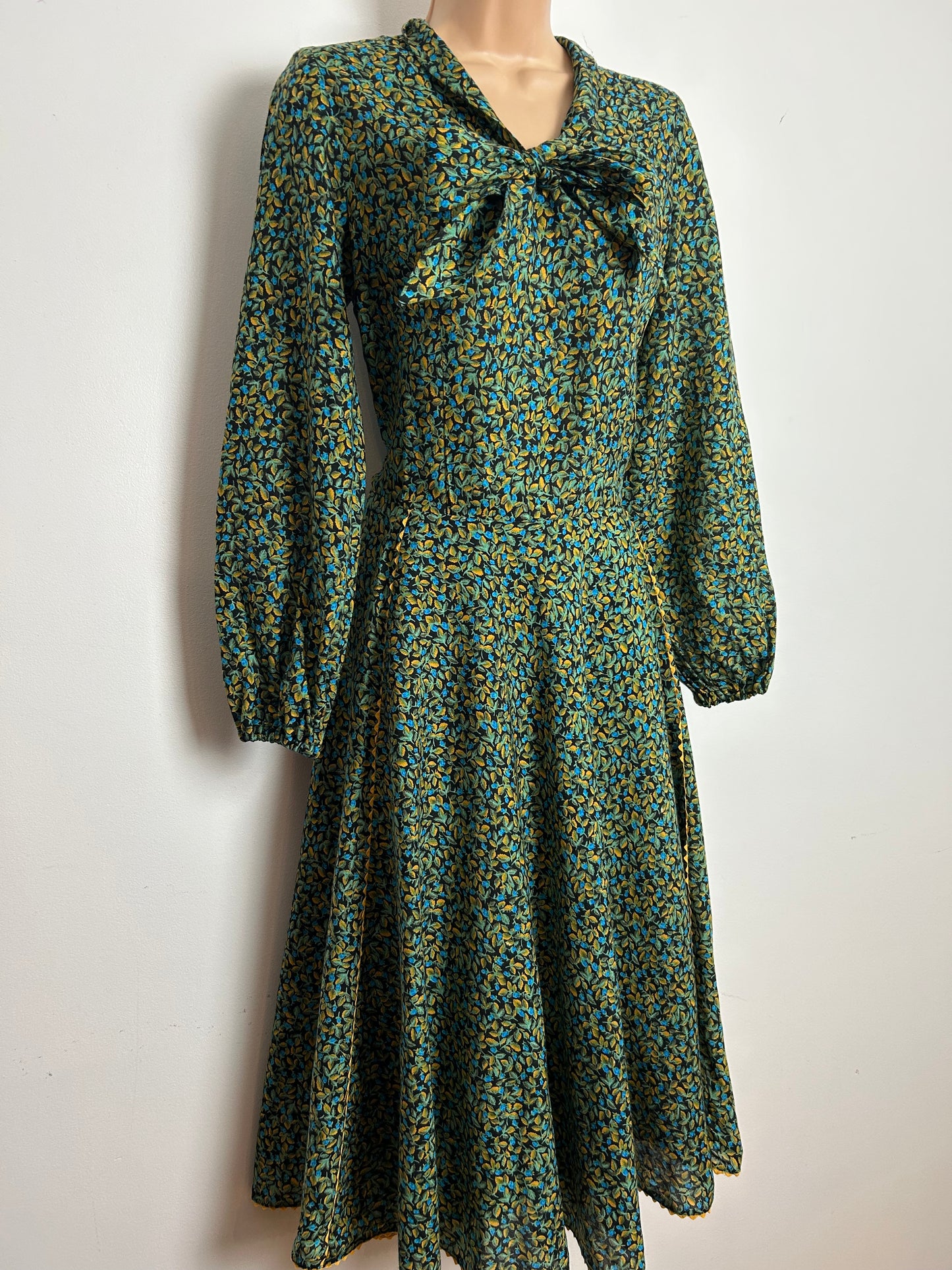 Vintage 1970s Size 10 Black Green & Yellow Leaf Print Pussy Bow Cotton Day Dress