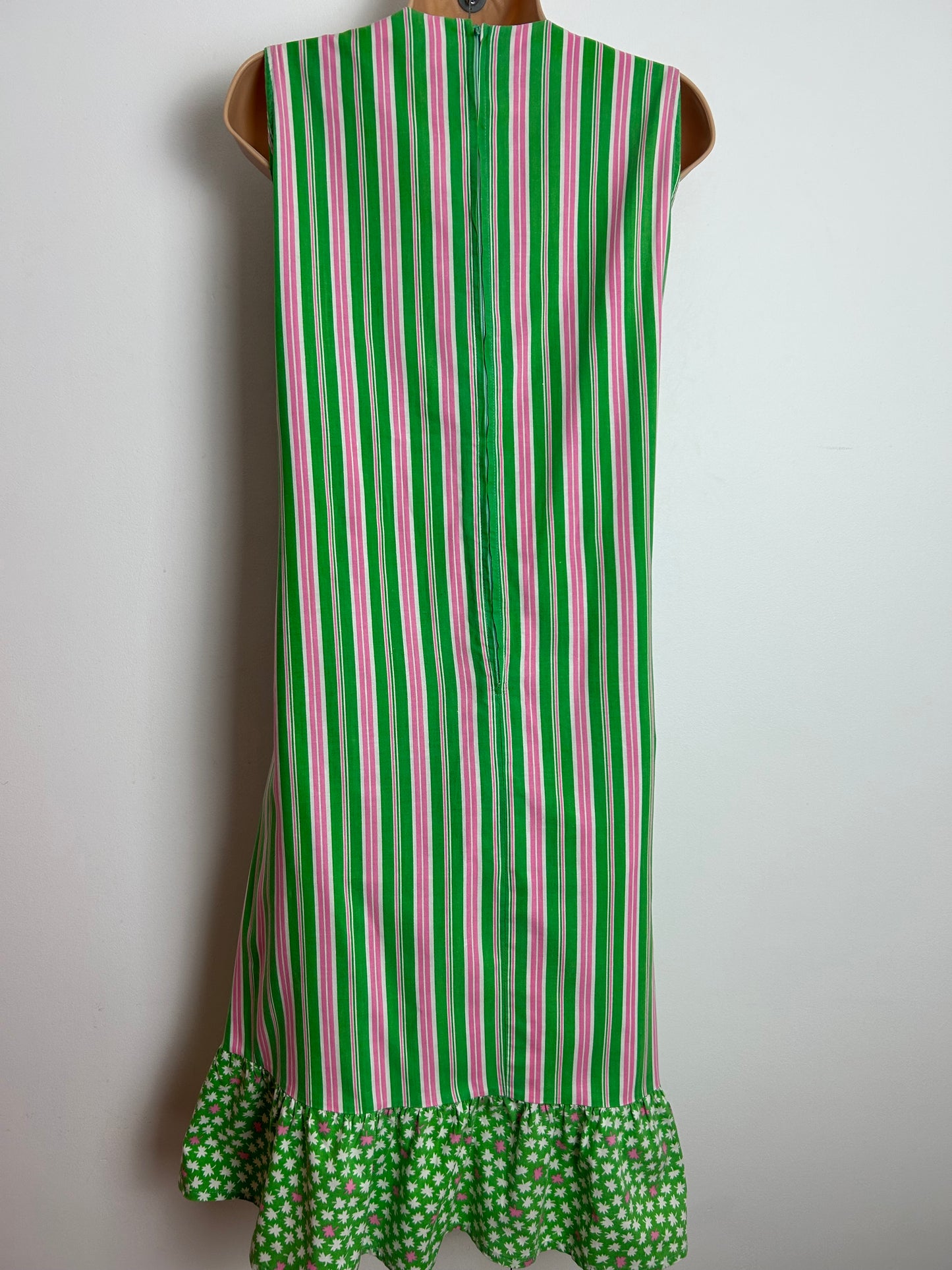 Vintage 1970s Size 10-12 Green & Pink Chevron Stripe & Leaf Print Cotton Button Detail Shift Dress