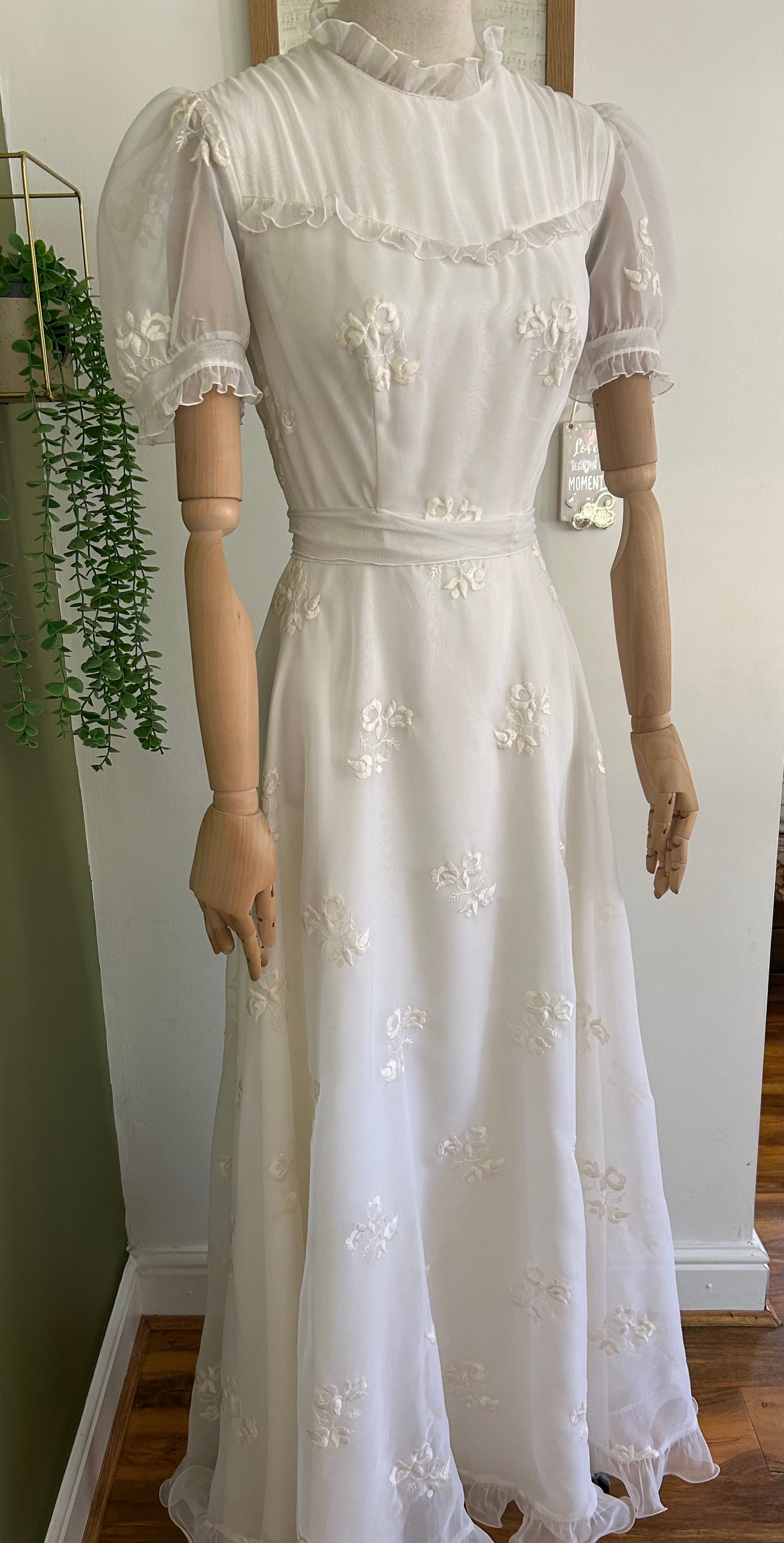 Vintage 1970s Size 4-6 White Chiffon Floral Embroidered Short Sleeve Wedding Dress