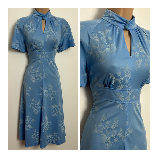 Vintage 1970s Size 10 Pale Blue Floral Key Hole Short Sleeve Tie Back Day Dress