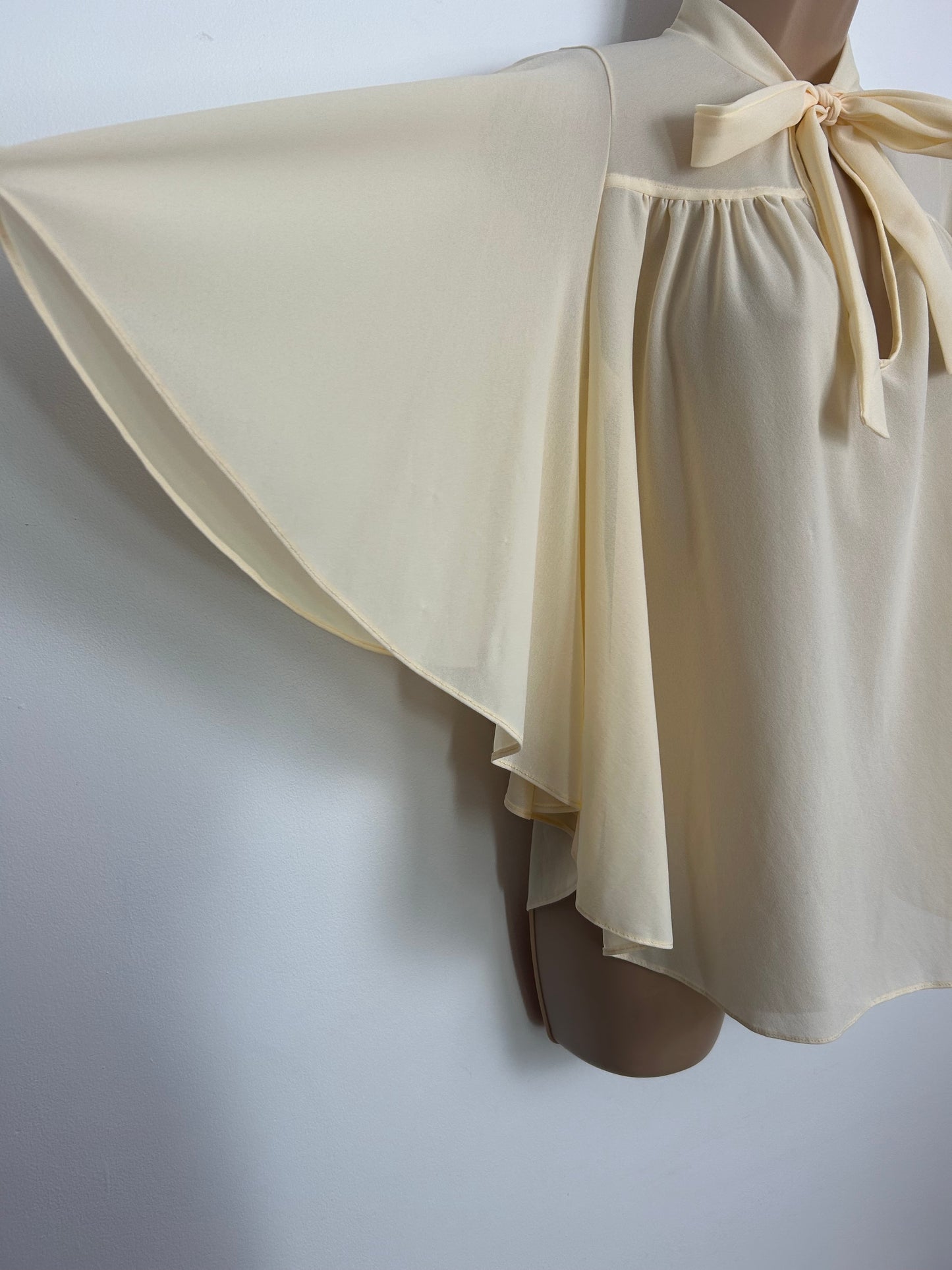 Vintage 1970s Size 10 Cream Pussy Bow Flutter Sleeve Blouse/Top