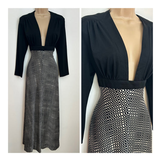 Vintage 1970s Size 12 Black & White Op Art Print Plunge Neck Long Sleeve Evening Maxi Dress