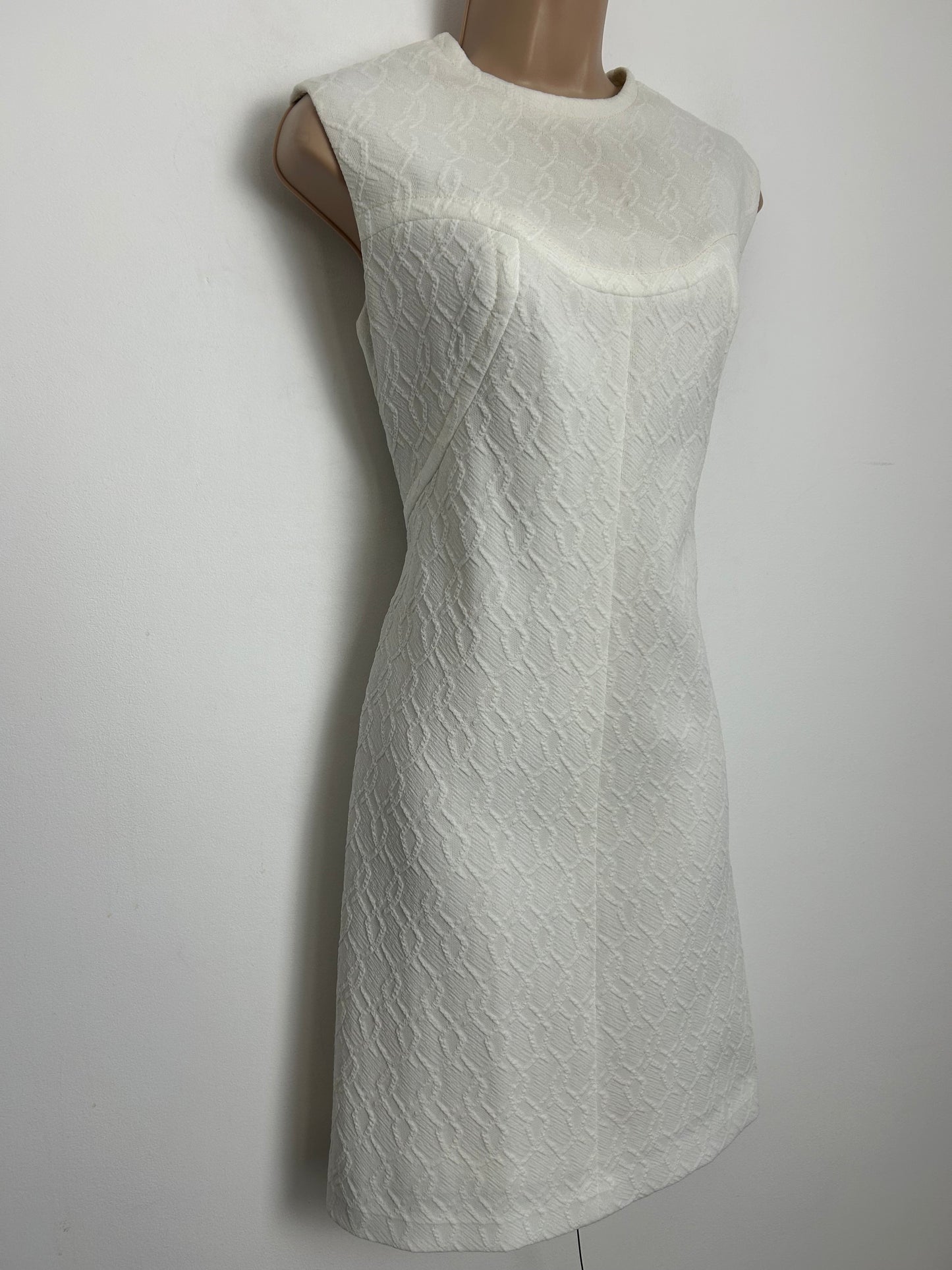 Vintage 1960s Size 10-12 White Textured Polyester Summer Mod Shift Dress