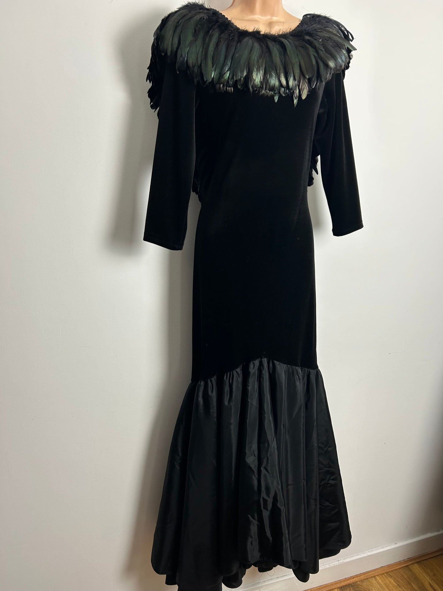 Vintage 1980s AMAZING Ann Green Size 12 (L) Black & Green Iridescent Feather Fitted Wiggle Cocktail Evening Ballgown