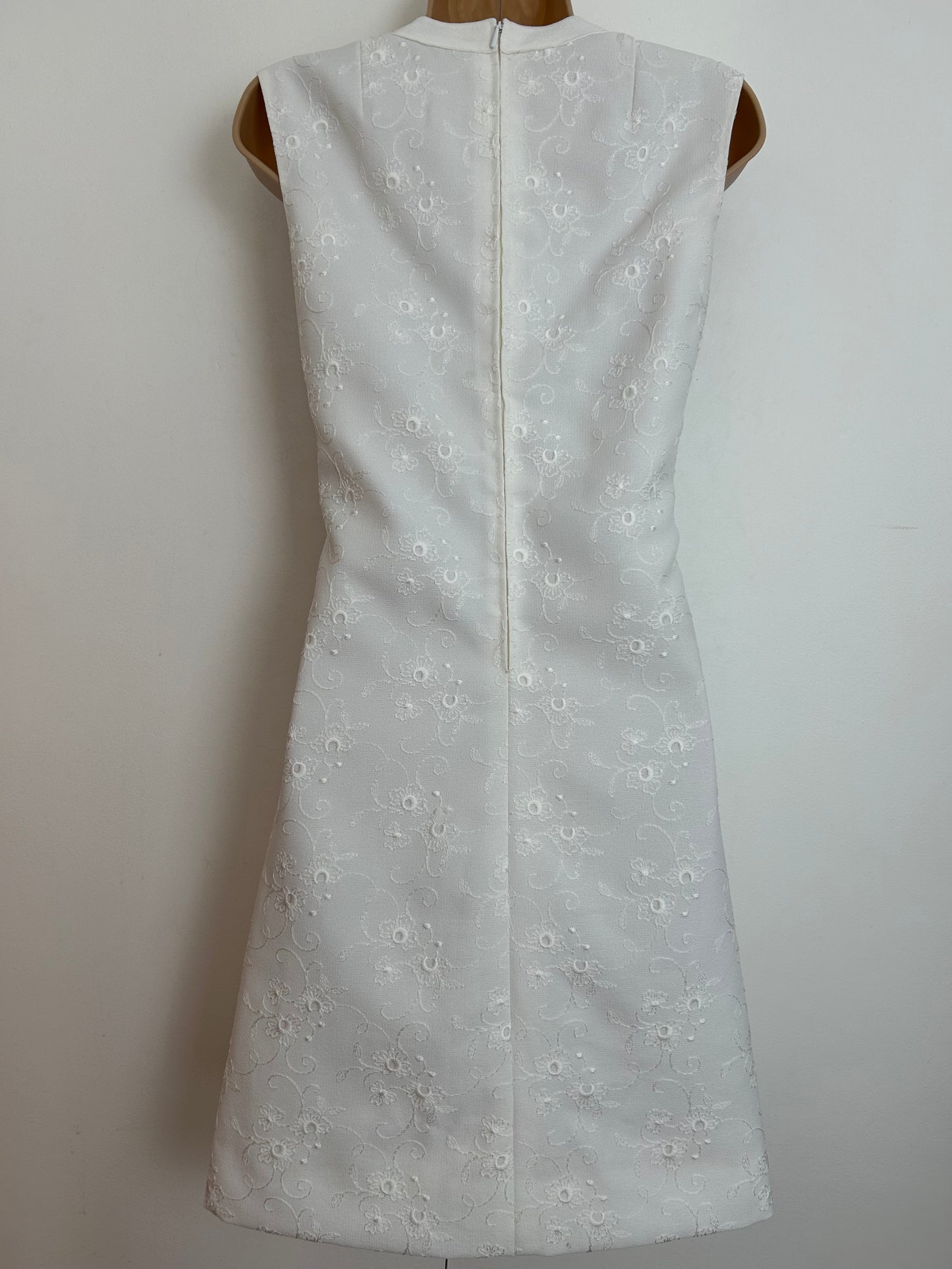 Vintage 1960s Size 6-8 White Embroidered Crimplene Summer Mod Shift Dress