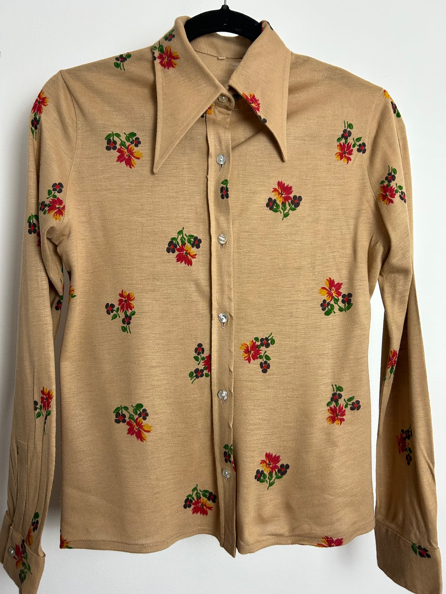 Vintage 1970s Size 10 Beige Red Blue & Green Long Sleeve Dagger Collar Cotton Shirt