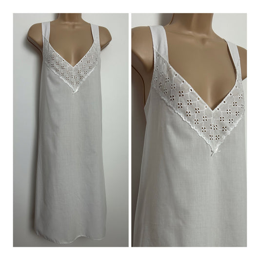 Vintage 1980s Size 14-16 White Cotton Mix Broderie Anglais Detail Nightdress
