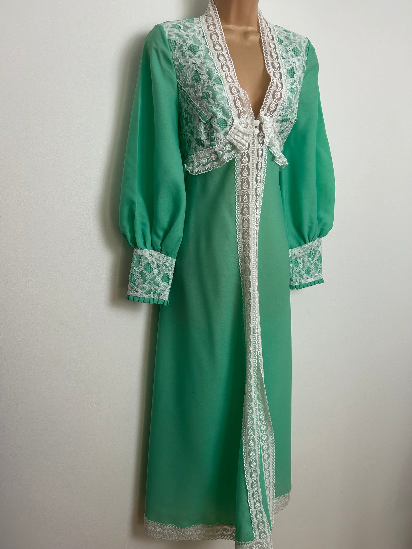 Vintage 1970s Size 6-8 Green & White Lace Trim Long Sleeve Peignoir Robe Housecoat