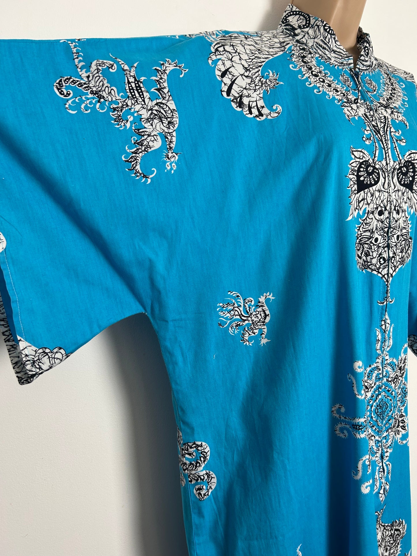 Vintage 1970s One Size Turquoise White & Black Batik Print Zip Front Cotton Kaftan