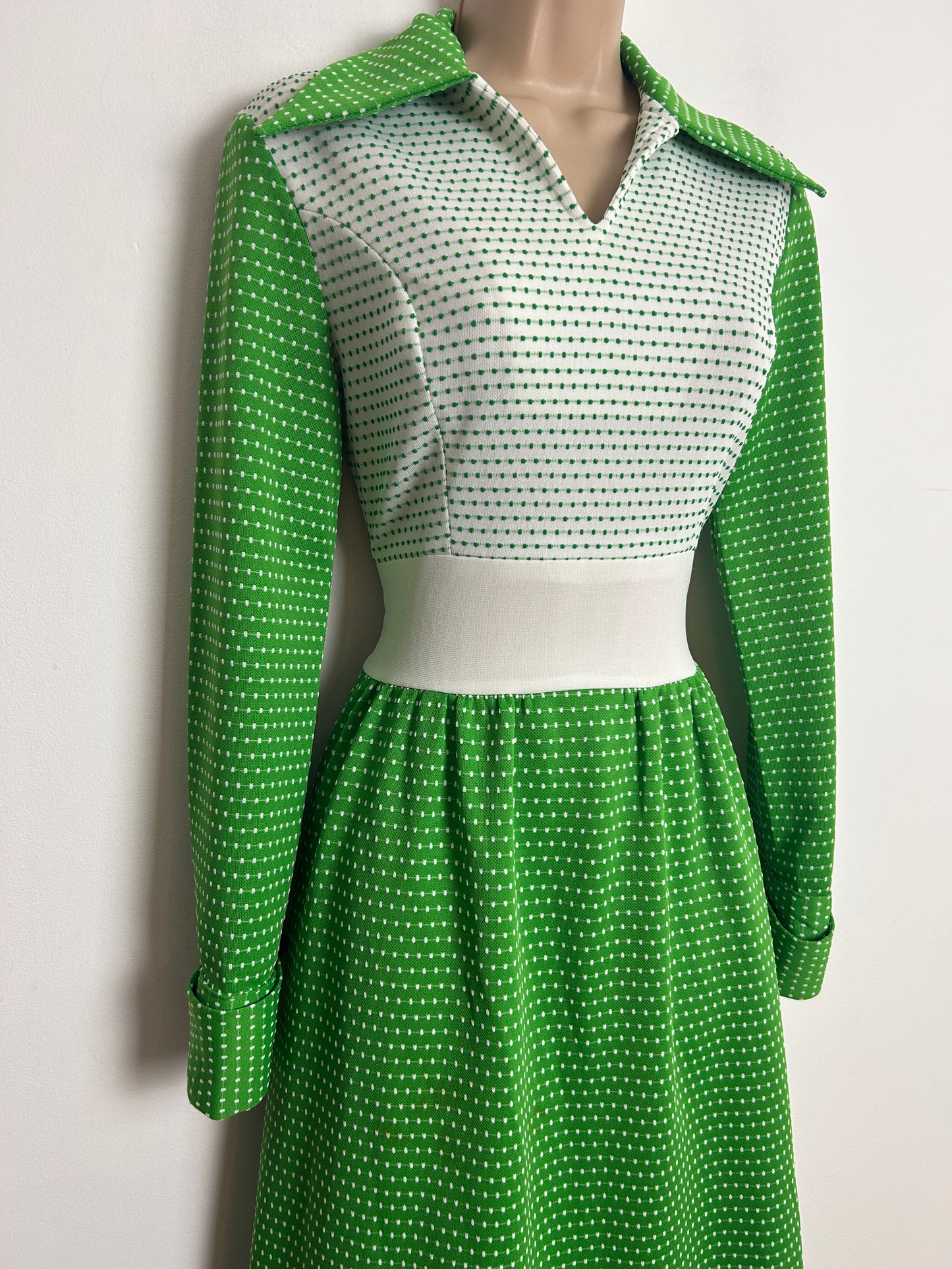 Vintage 1970s Size 8 Green & White Spot Textured Crimplene Dagger Collar Long Sleeve Maxi Dress