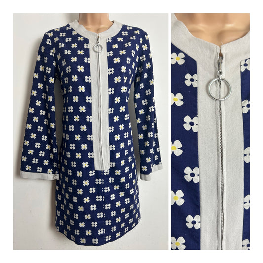 Vintage 1960s Size 8-10 Navy Blue & White Floral Daisy Print Zip Front Cotton Mini Mod Shift Dress