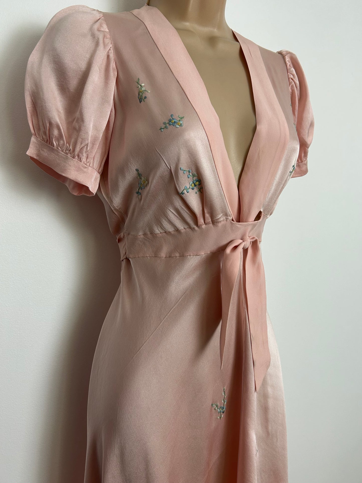Vintage 1930s/1940s EXQUISITE Size 8 Pale Pink Silk Embroidered Nightdress