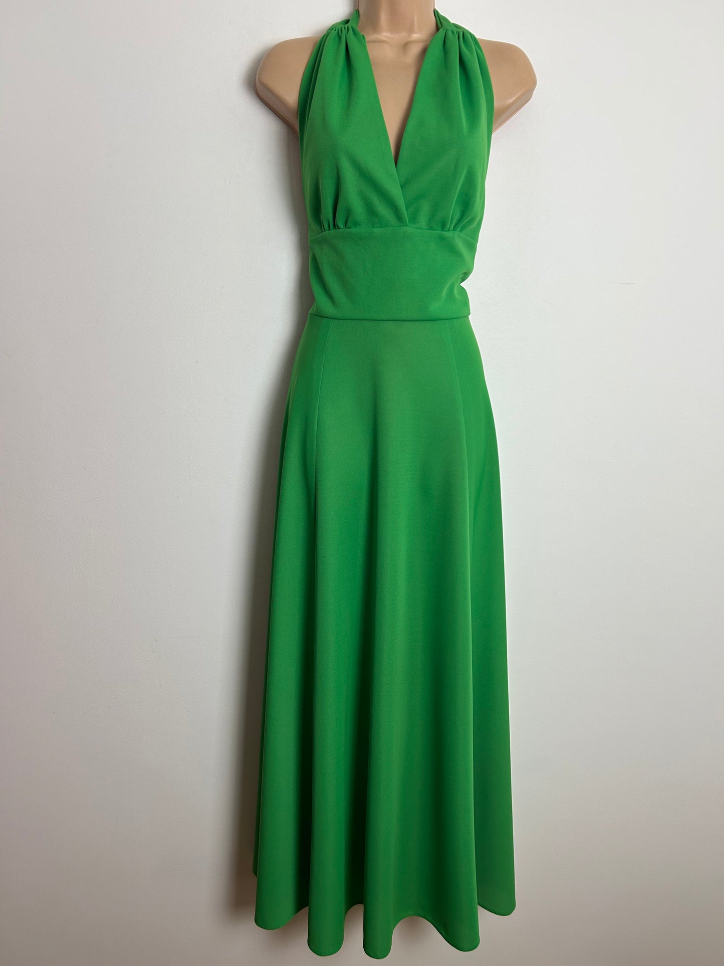 Vintage 1970s Size 6 Green Halter Neck Open Back Summer Maxi Dress