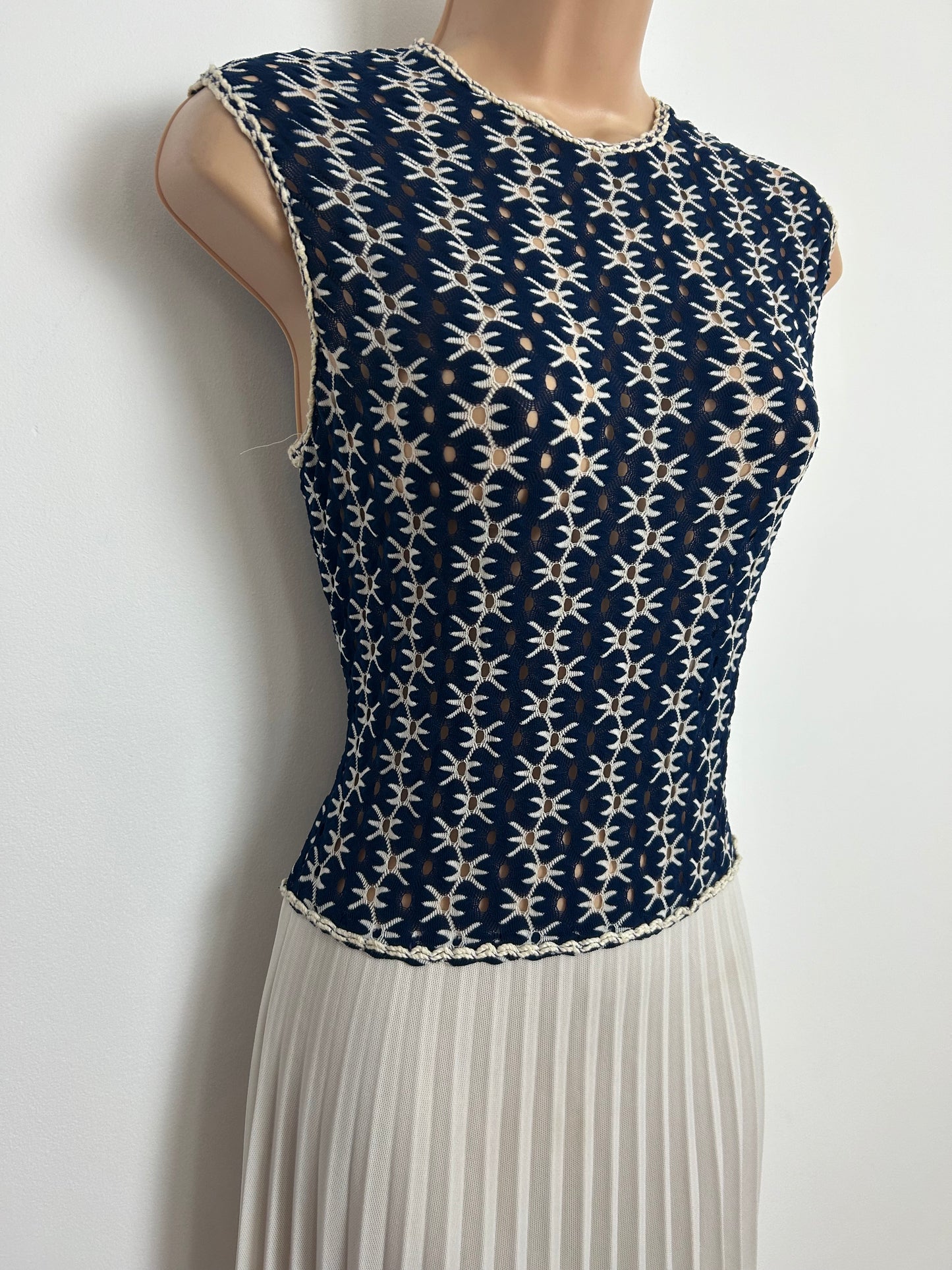 Vintage 1970s Size 10 Navy Blue & White Sleeveless Pleated Summer Occasion Maxi Dress