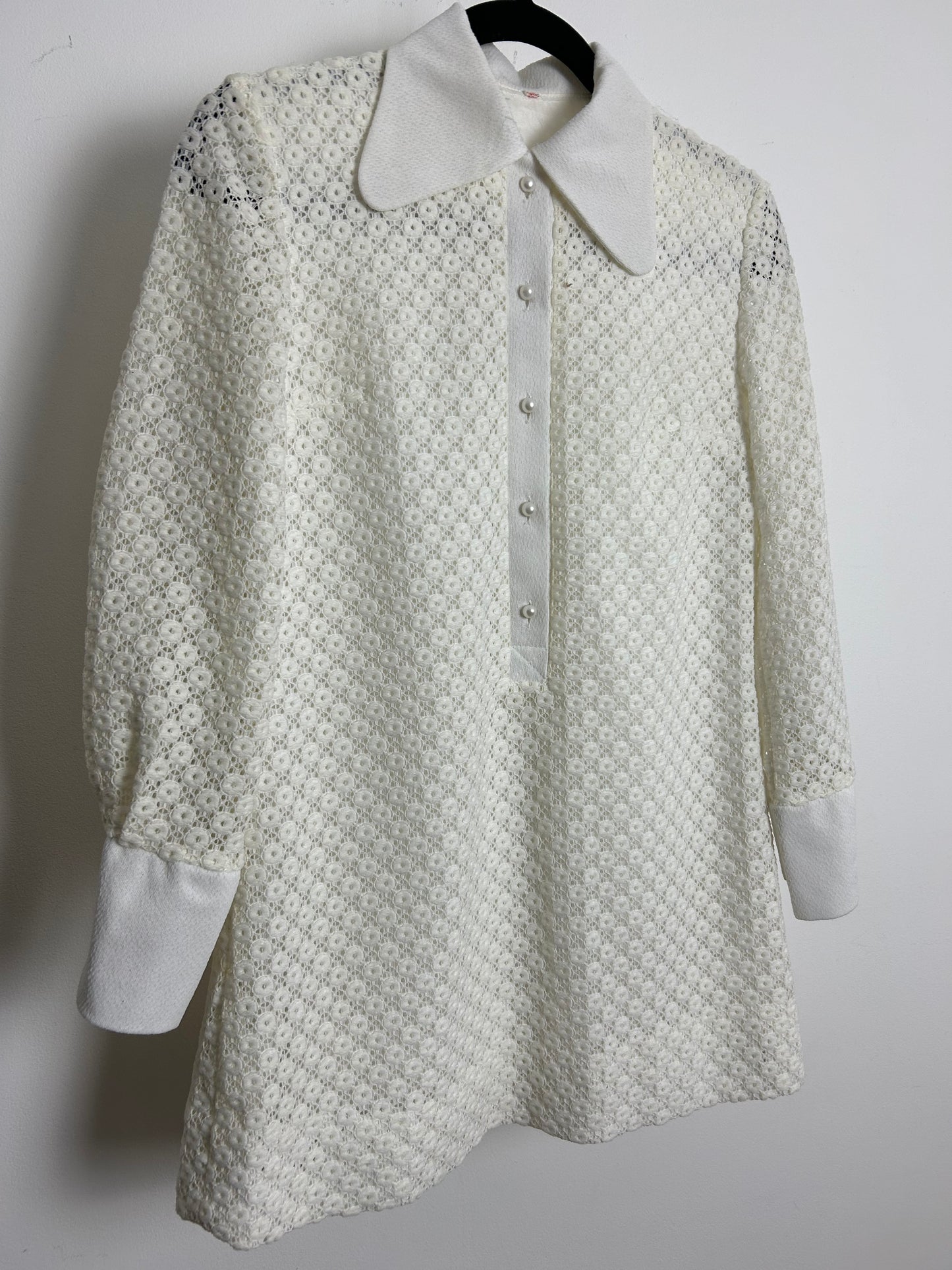 Vintage 1970s Size 8 Winter White Beagle Collar Longer Length Shirt