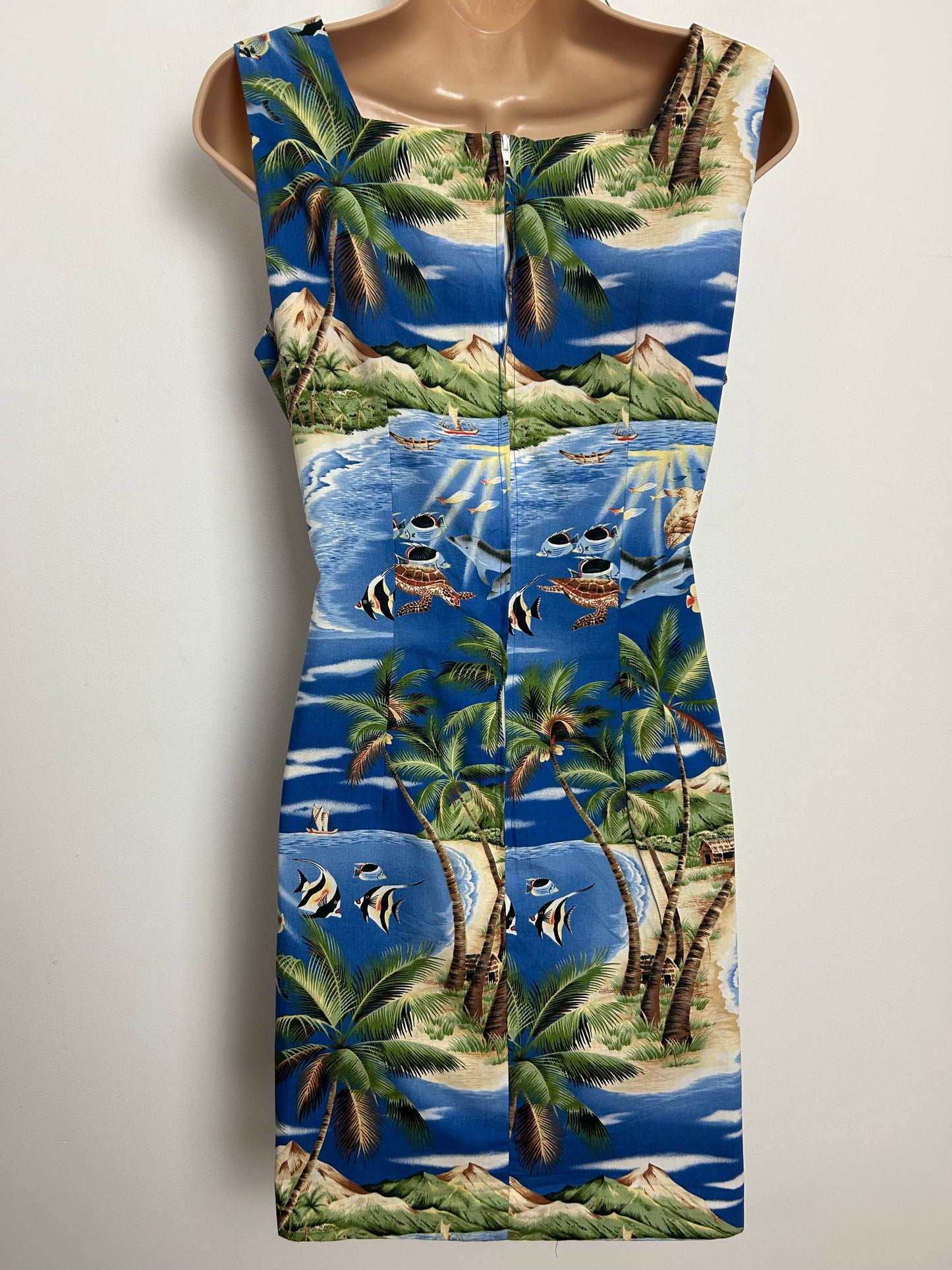 Vintage 1990s SHANNON MARIE Size 10 Blue Tones Tropical Island & Fish Print Cotton Hawaiian Shift Dress
