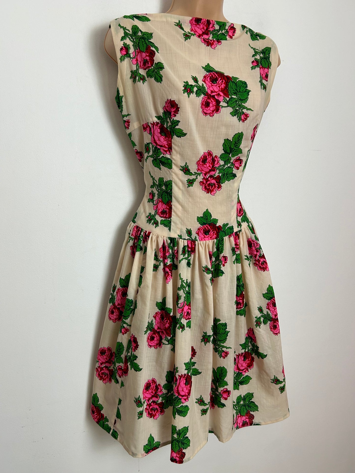 Vintage Late 1950s Size 10 Cream Pink & Green Rose Print Sleeveless Cotton Fit & Flare Day Dress