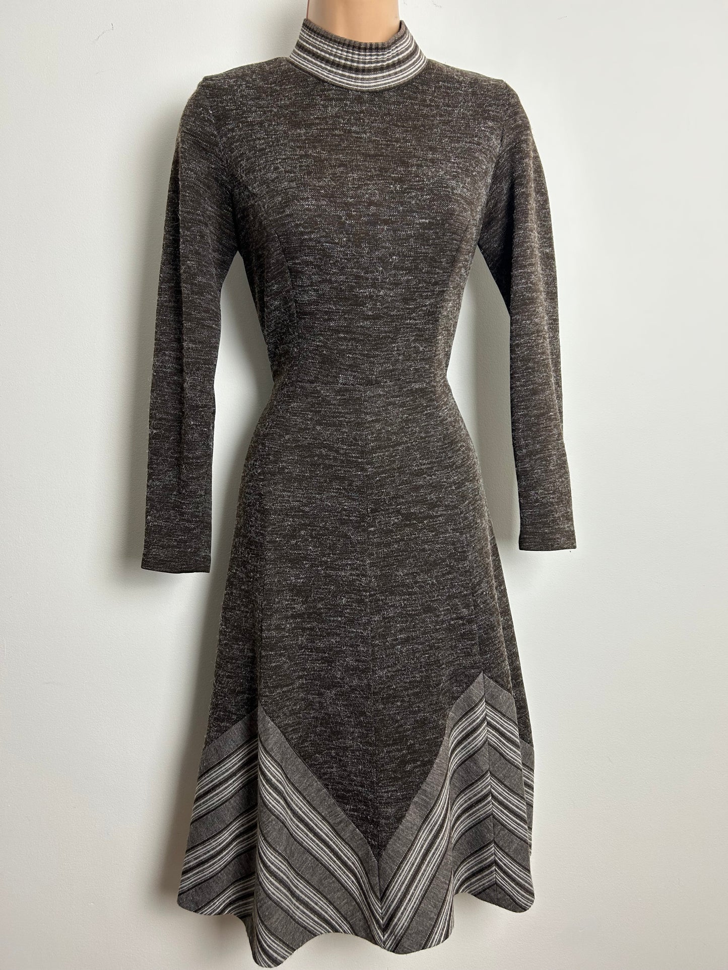Vintage 1970s Size 6-8 Brown Snowy Fabric Stripe Contrast Long Sleeve Jersey Fit & Flare Day Dress