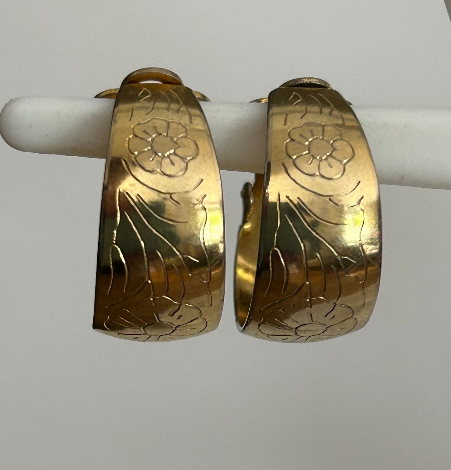 Vintage 1970s Gold Tone Flower Pattern Wide Hoop Style Clip On Earrings